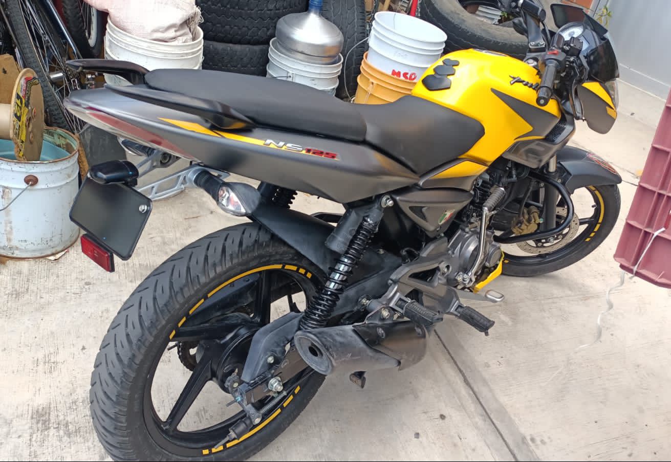 Detiene Policía de Apizaco a dos sujetos por posesión de motocicleta con reporte de robo